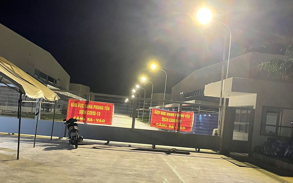 Chốt kiểm soát cách ly y tế trước cổng Công ty TNHH công nghệ điện tử nghe nhìn BOE Việt Nam. Đồng Nai ngưng hoạt động doanh nghiệp “ba tại chỗ” không bảo đảm an toàn -0