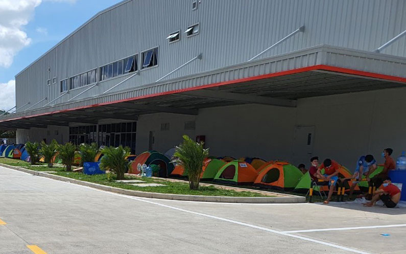 Nhiều lều ngủ cho công nhân được dựng ngoài hành lang nhà máy Công ty TNHH công nghệ điện tử nghe nhìn BOE Việt Nam sau khi nhiều công nhân mắc Covid-19. Đồng Nai ngưng hoạt động doanh nghiệp “ba tại chỗ” không bảo đảm an toàn -0