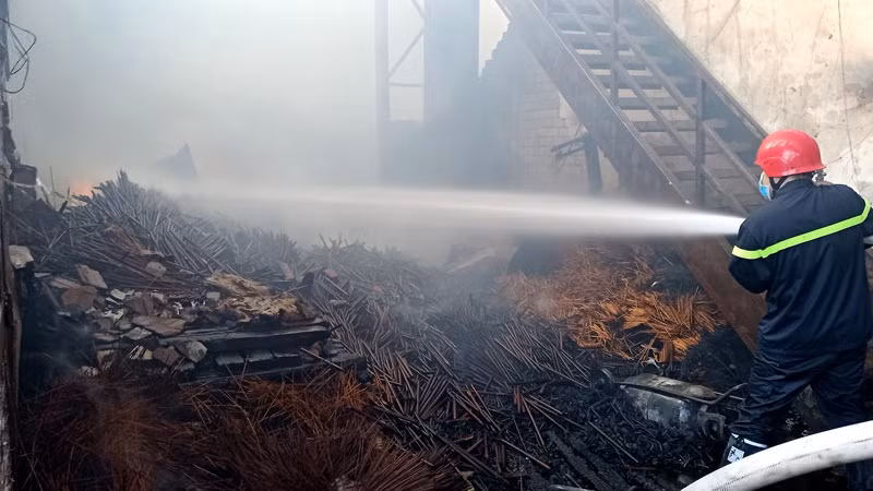 Cháy lớn tại xưởng làm hương ở Bình Dương -0