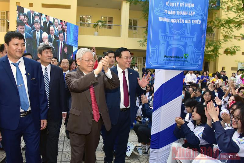 Tổng Bí thư, Chủ tịch nước Nguyễn Phú Trọng cùng các đại biểu dự lễ kỷ niệm 70 năm Ngày thành lập Trường THPT Nguyễn Gia Thiều. Tổng Bí thư, Chủ tịch nước Nguyễn Phú Trọng dự Lễ kỷ niệm 70 năm thành lập Trường Nguyễn Gia Thiều -0