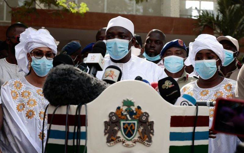 Tổng thống Gambia Adama Barrow phát biểu trước truyền thông sau khi bỏ phiếu trong cuộc bầu cử tổng thống. (Ảnh: Reuters)