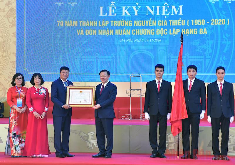 Đồng chí Vương Đình Huệ, Ủy viên Bộ Chính trị, Bí thư Thành ủy Hà Nội trao Huân chương Độc lập hạng Ba của Chủ tịch nước tặng Trường THPT Nguyễn Gia Thiều. Tổng Bí thư, Chủ tịch nước Nguyễn Phú Trọng dự Lễ kỷ niệm 70 năm thành lập Trường Nguyễn Gia Thiều -0