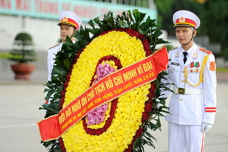 Vòng hoa của đoàn mang dòng chữ "Đời đời nhớ ơn Chủ tịch Hồ Chí Minh vĩ đại". Đoàn đại biểu Bà mẹ Việt Nam Anh hùng vào Lăng viếng Chủ tịch Hồ Chí Minh -0