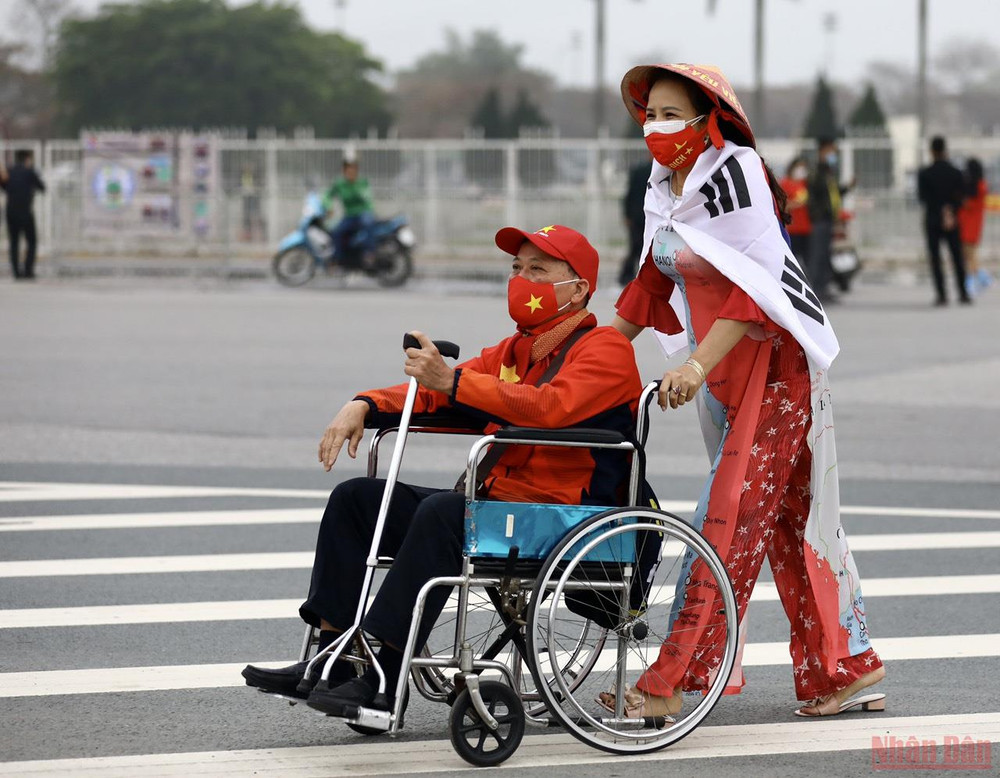 Các cổ động viên nhiệt thành của đội tuyển Việt Nam đã có mặt ở sân Mỹ Đình từ khá sớm để cổ vũ cho đội nhà. (Ảnh: THÀNH ĐẠT) Cổ động viên Việt Nam hâm nóng sân Mỹ Đình trước trận Việt Nam-Oman -0