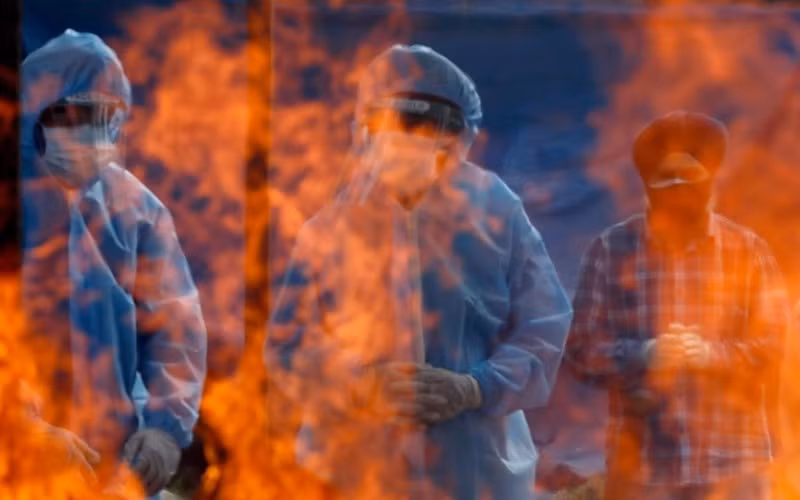 Số người chết tăng vọt đang gây sức ép lớn lên công suất hoạt động của các cơ sở hỏa táng. (Ảnh: Reuters)