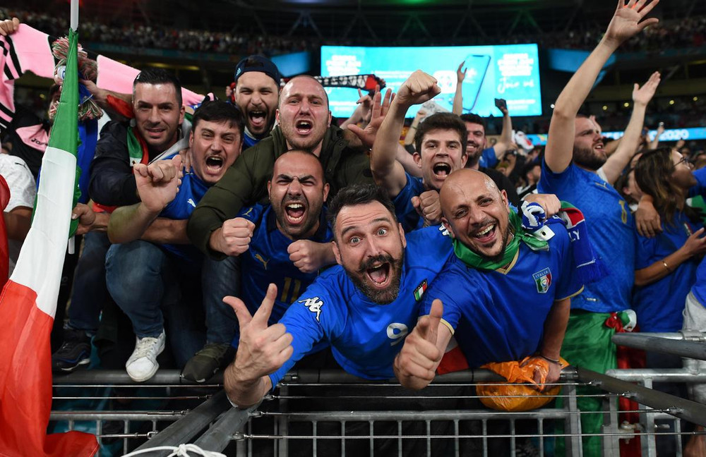 Người hâm mộ Italia trên sân Wembley ăn mừng cuồng nhiệt sau loạt sút luân lưu. (Ảnh: Pool) Niềm vui và nước mắt - hai chiều cảm xúc trái ngược sau chung kết EURO 2020 -0