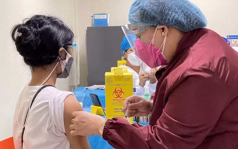 Tiêm vaccine Pfizer-BioNTech phòng Covid-19 cho trẻ em Philippines, tại TP Pasig, Manila, ngày 15/10/2021. (Ảnh: Văn phòng TP Pasig)