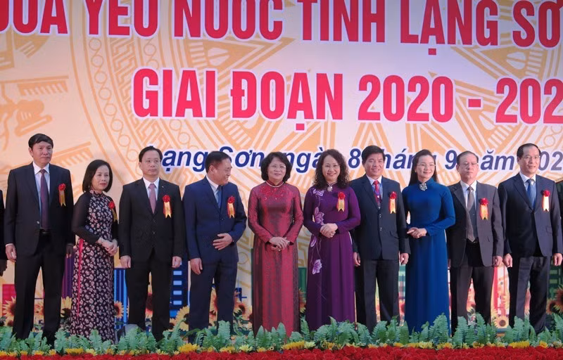 Phó Chủ tịch nước Đặng Thị Ngọc Thịnh với các đại biểu điển hình tiên tiến của tỉnh.