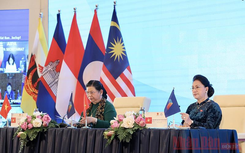 Chủ tịch Quốc hội Việt Nam, Chủ tịch AIPA 41 Nguyễn Thị Kim Ngân điều hành Phiên toàn thể thứ nhất bằng hình thức trực tuyến. Ảnh: DUY LINH Xây dựng một Cộng đồng ASEAN vững mạnh, đoàn kết và tự cường -0