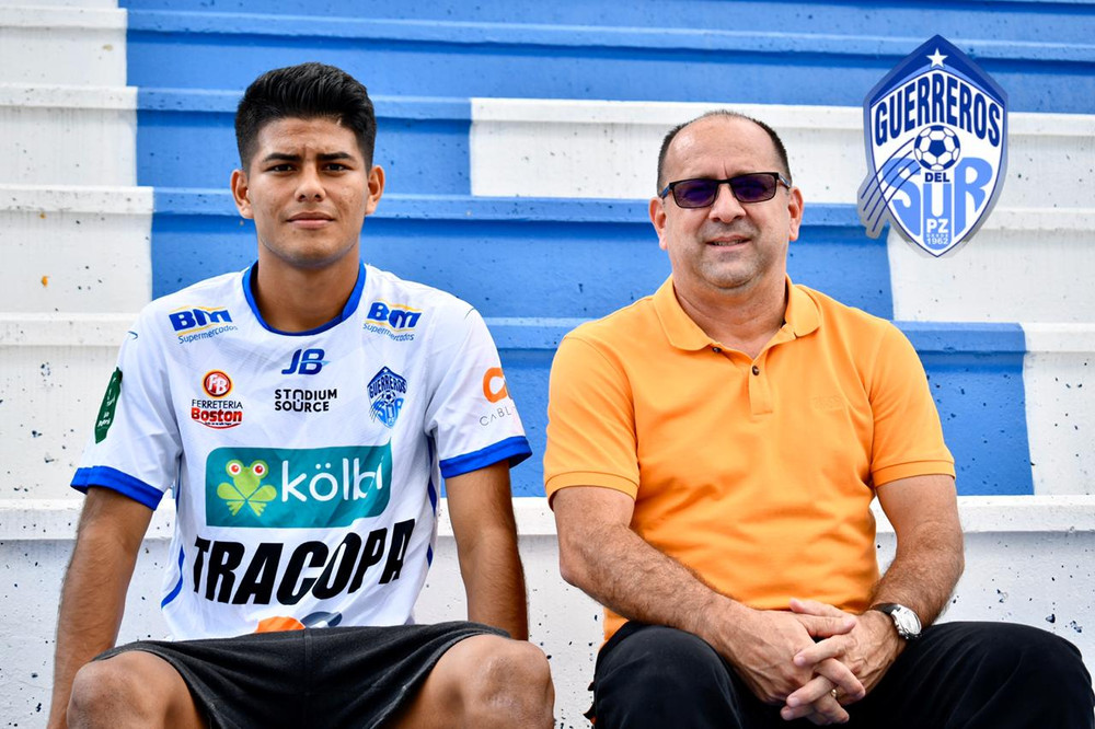 Ông Juan Vicente Carvajal (phải) đánh giá cao sự chuyên nghiệp của V.League. TP Hồ Chí Minh chiêu mộ hai ngoại binh đáng giá gần 30 tỷ đồng -0