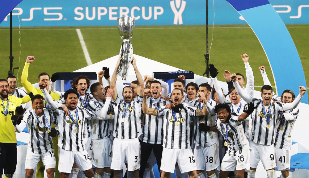 Các cầu thủ Juventus nâng cao chiếc Cúp vô địch. Ronaldo lập công, Juventus vô địch Siêu cúp Italia -0