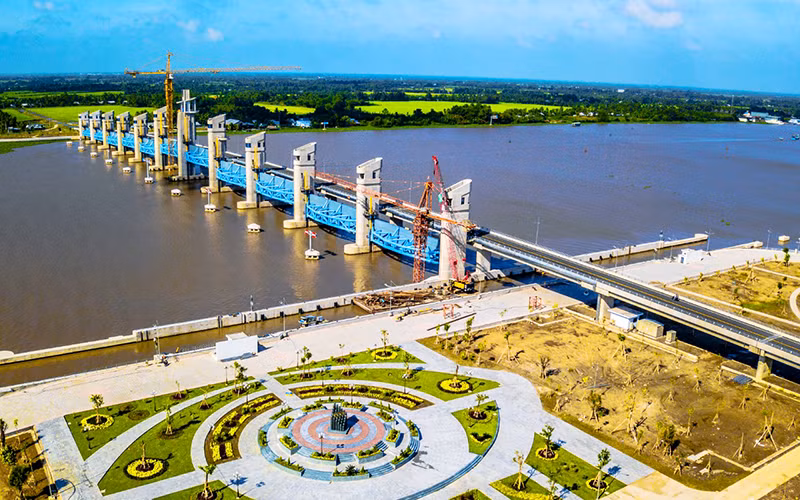 Cống Cái Lớn-Cái Bé - công trình thủy lợi lớn nhất vùng đồng bằng sông Cửu Long góp phần ngăn mặn, trữ ngọt. (Ảnh KHÁNH THÙY)