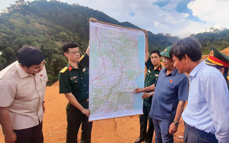 Phó Chủ tịch Quốc hội Trần Quang Phương xem họa đồ tuyến đường Trường Sơn Đông trong chuyến khảo sát.