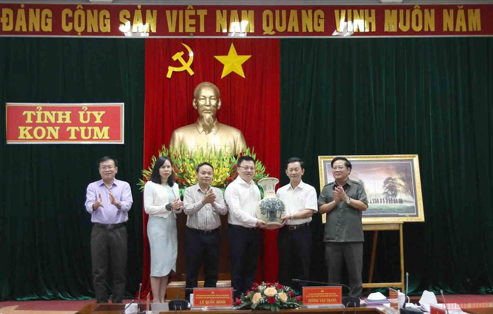 Tổng Biên tập Báo Nhân Dân trao quà lưu niệm tặng Tỉnh ủy Kon Tum. Đoàn công tác Báo Nhân Dân thăm và làm việc tại Kon Tum -0
