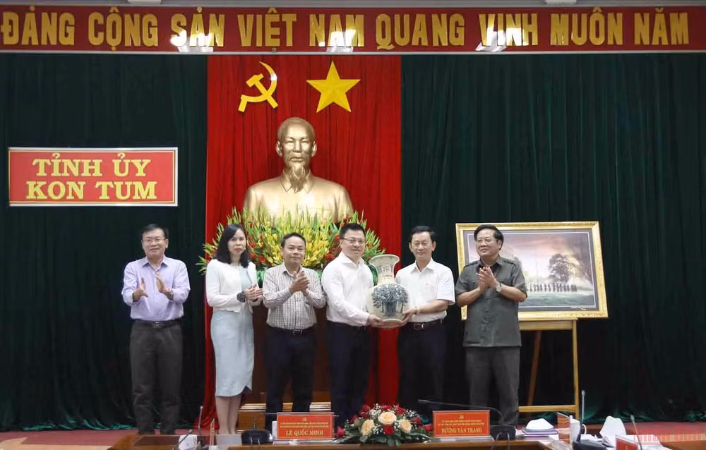 Đoàn công tác Báo Nhân Dân thăm và làm việc tại Kon Tum -0