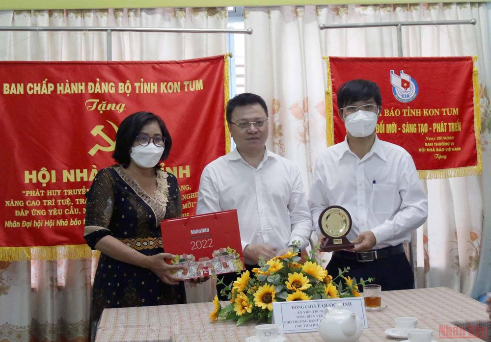 Đồng chí Lê Quốc Minh tặng quà Hội Nhà báo tỉnh Kon Tum. Đoàn công tác Báo Nhân Dân thăm và làm việc tại Kon Tum -0