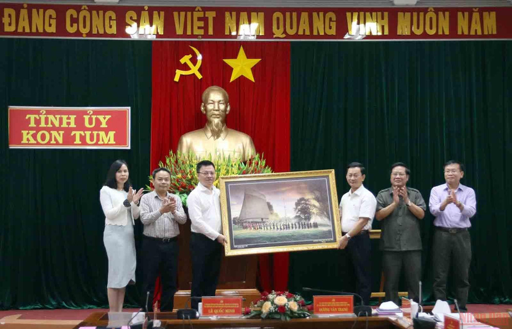 Bí thư Tỉnh ủy Kon Tum trao quà lưu niệm tặng Báo Nhân Dân. Đoàn công tác Báo Nhân Dân thăm và làm việc tại Kon Tum -0