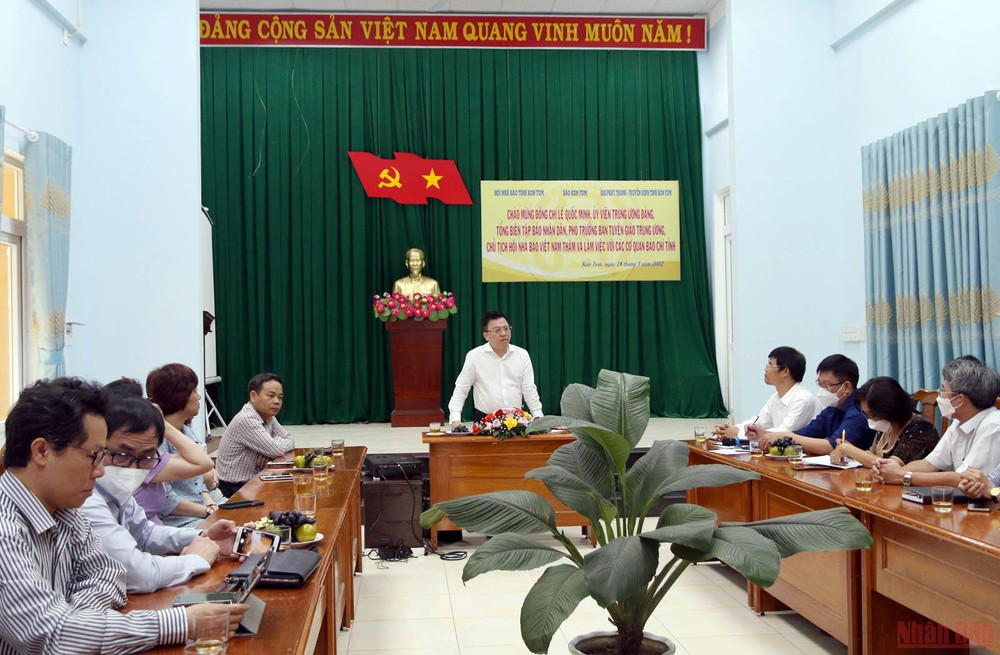 Đoàn công tác Báo Nhân Dân thăm và làm việc với Hội Nhà báo và các cơ quan báo chí tỉnh Kon Tum. Đoàn công tác Báo Nhân Dân thăm và làm việc tại Kon Tum -0