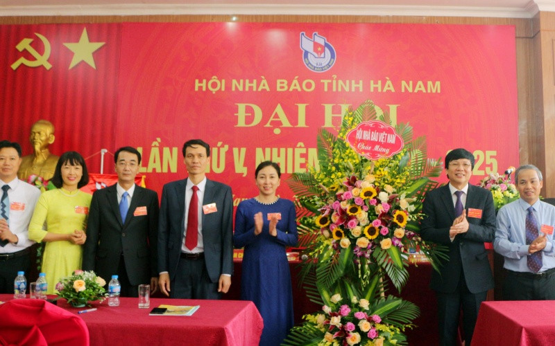 Đại diện lãnh đạo Hội Nhà báo Việt Nam và tỉnh Hà Nam chúc mừng Đại hội nhà báo tỉnh Hà Nam. Đại hội Hội Nhà báo tỉnh Hà Nam lần thứ V -0