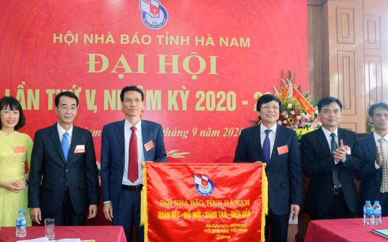 Ông Hồ Quang Lợi, Phó Chủ tịch Hội Nhà báo Việt Nam tặng Hội Nhà báo Hà Nam bức trướng.