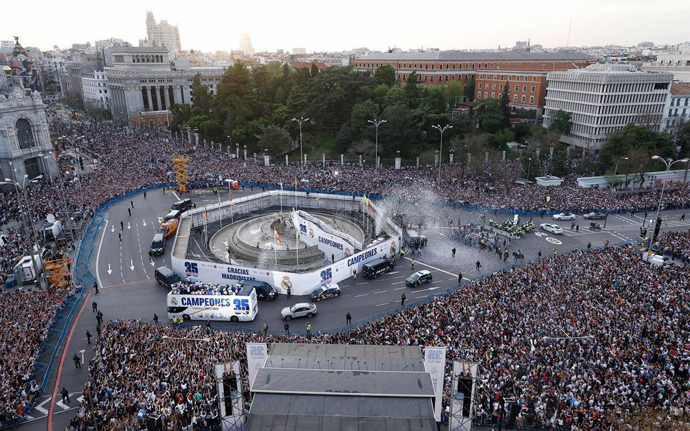 “Biển người” đã chờ đợi và chào đón nhà vô địch Real ở Quảng trường Cibeles. (Ảnh: realmadrid)