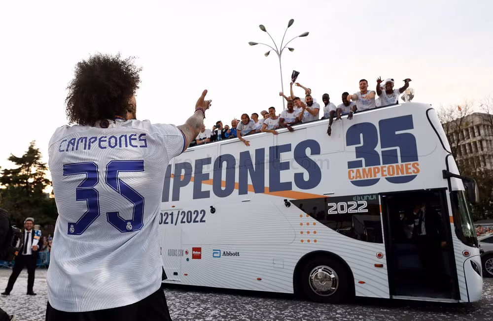 Cận cảnh “biển người” chào đón đương kim vô địch Real Madrid -0