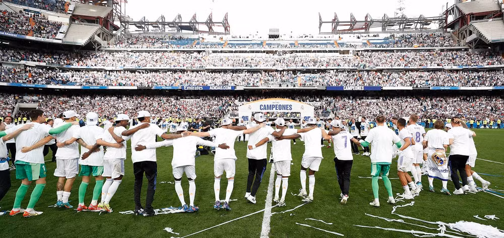 Cận cảnh “biển người” chào đón đương kim vô địch Real Madrid -0