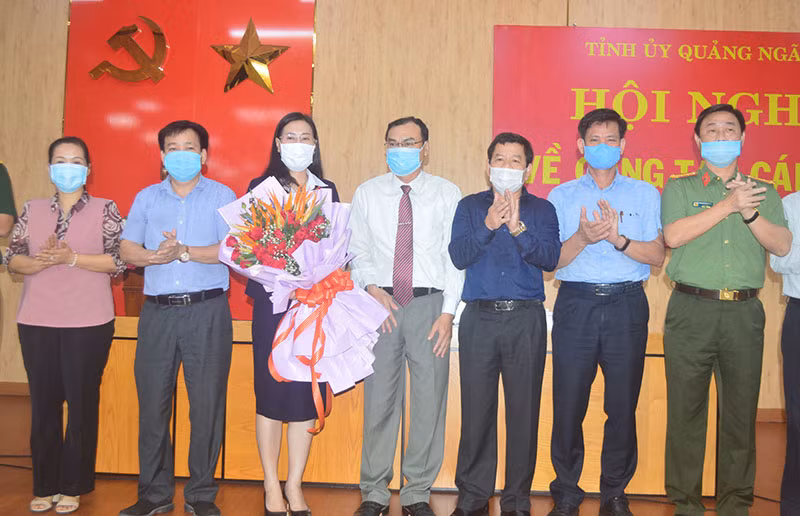 Các đại biểu chúc mừng đồng chí Bùi Thị Quỳnh Vân được bầu giữ chức Bí thư Tỉnh ủy Quảng Ngãi, nhiệm kỳ 2015-2020.