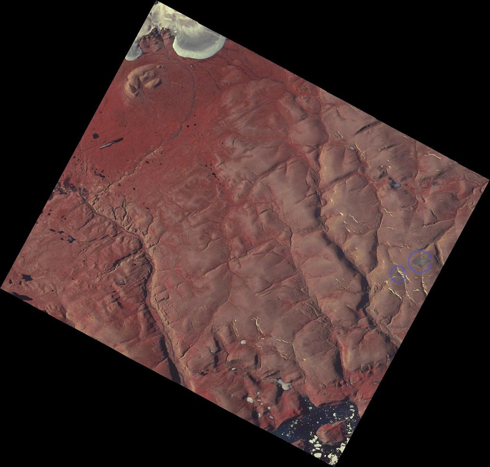 Hình ảnh vệ tinh của NASA ngày 4-8-2015, cho thấy vị trí của các chỏm băng của vịnh St. Patrick (khoanh tròn màu xanh). Kể từ tháng 7 này, hình ảnh vệ tinh cho thấy những chỏm băng đã biến mất. Ảnh: Bruce Raup, NSIDC. Hai chỏm băng của Canada đã biến mất hoàn toàn khỏi Bắc Cực -0