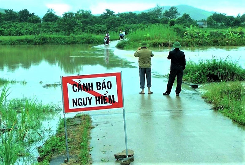 Nhiều đoạn đường trên địa bàn huyện Ea Kar bị ngập được cắm biển cảnh báo nguy hiểm. Nỗ lực khắc phục hậu quả mưa lũ tại Đắk Lắk -0