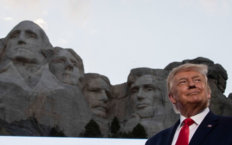 Tổng thống Trump tới dự lễ kỷ niệm Quốc khánh tại núi Rushmore, đêm 3-7. (Ảnh: AP) Người Mỹ đón Quốc khánh giữa tâm dịch Covid-19 -0