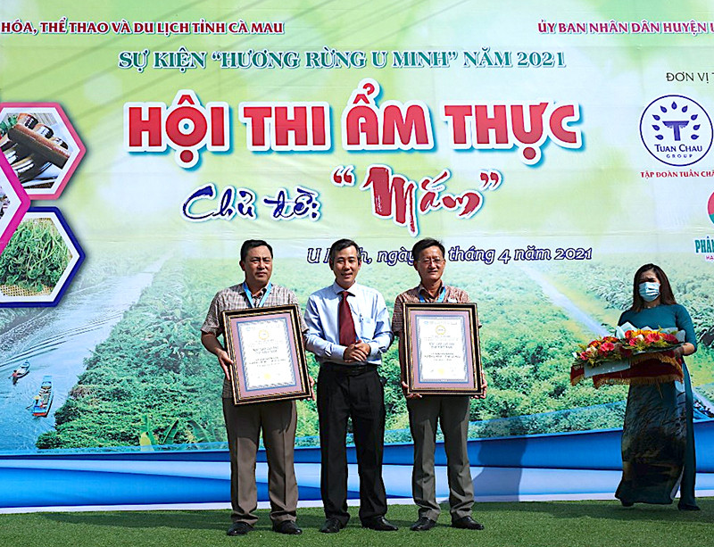 Đại diện Tổ chức Kỷ lục gia Việt Nam trao bằng công nhận đối với món ăn Lẩu mắm U Minh và quà tặng Mật ong rừng U Minh. Hấp dẫn “lẩu mắm” U Minh -0