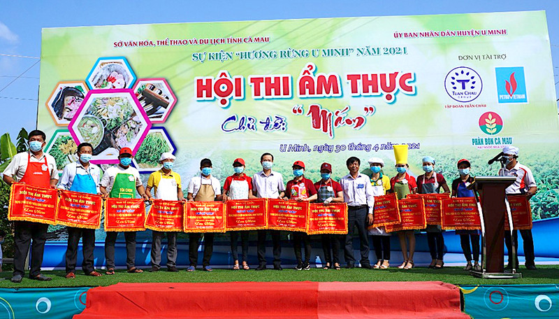 Ban tổ chức khen thưởng cho các đội thi đạt giải. Hấp dẫn “lẩu mắm” U Minh -0