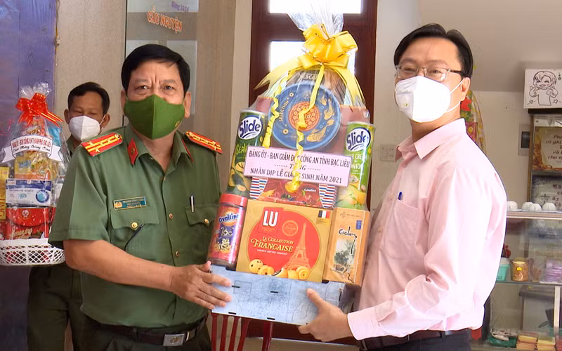 Đại tá Trương Công Dũng, Phó Giám đốc Công an tỉnh chúc mừng Giáng sinh Mục sư Nguyễn Duy Tân, Quản nhiệm Chi hội Tin Lành Bạc Liêu.