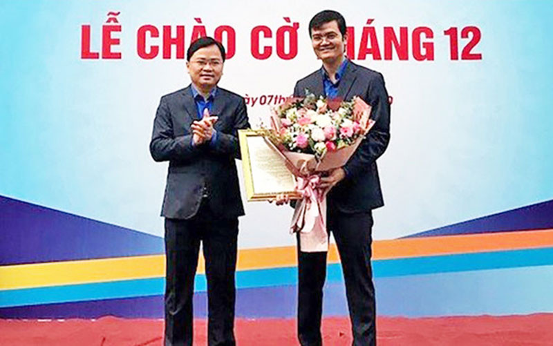Bí thư Thứ nhất T.Ư Đoàn TNCS Hồ Chí Minh Nguyễn Anh Tuấn tặng hoa chúc mừng tân Bí thư Thường trực T.Ư Đoàn Bùi Quang Huy.