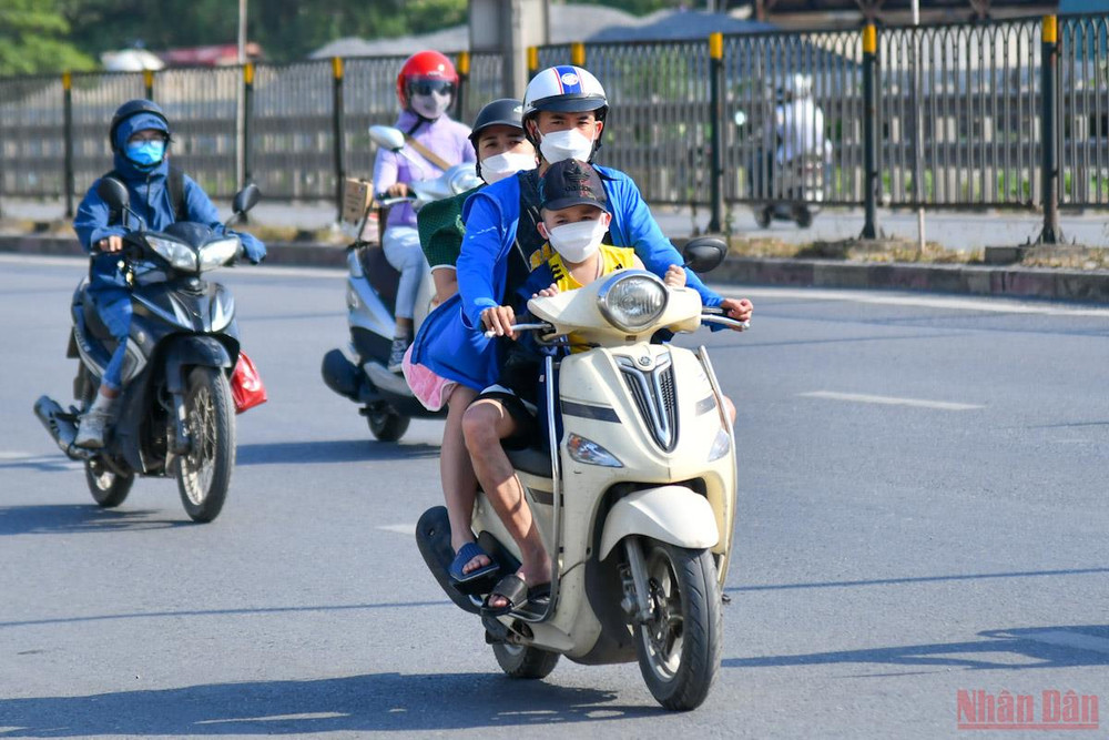 Nhiều gia đình ở các tỉnh, thành lân cận sử dụng xe máy để di chuyển về Hà Nội. Người dân trở lại Thủ đô sau kỳ nghỉ lễ -3