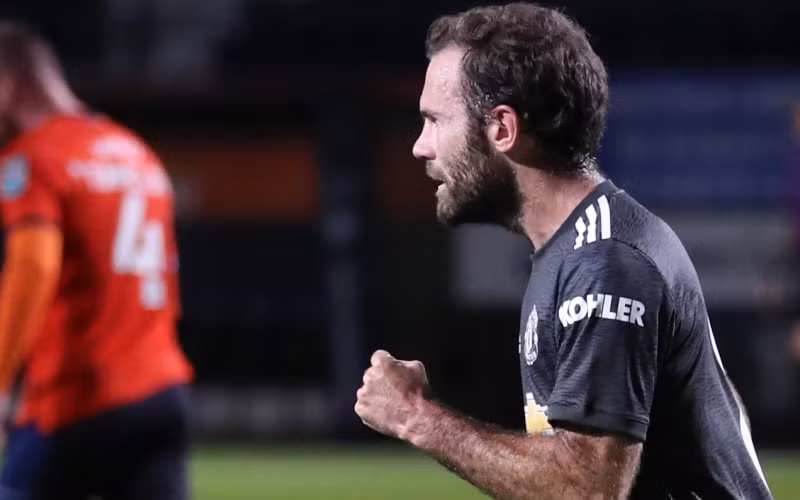 Juan Mata tỏa sáng trong chiến thắng trước Luton ở League Cup. 