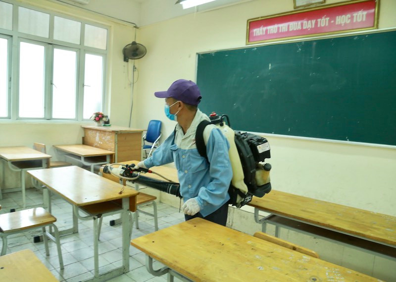 Phun khử khuẩn tại các trường học (Ảnh: DUY LINH) Dấu ấn thành công kép của ngành giáo dục -0