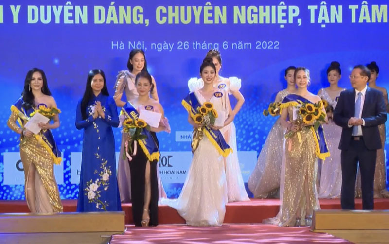 Ban tổ chức trao Giải ấn tượng cho các thí sinh. Chung kết Hội thi “Phụ nữ ngành Y duyên dáng, chuyên nghiệp, tận tâm” -0