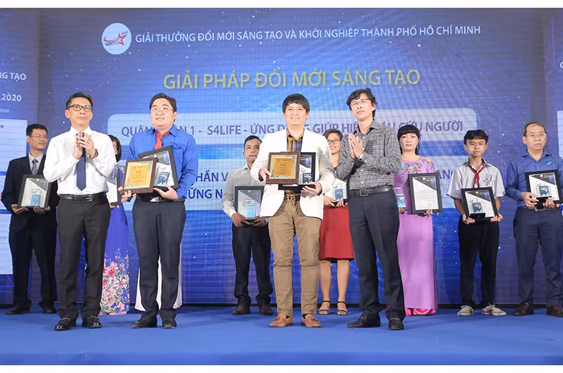 Ông Nguyễn Việt Dũng, Giám đốc Sở KH-CN TP Hồ Chí Minh (bìa trái ảnh) và ông Nguyễn Anh Thi, Trưởng Ban Quản lý Khu Công nghệ cao TP Hồ Chí Minh (bìa phải ảnh) trao giải thưởng I-Star 2020.