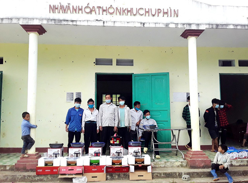 Mua bếp gas cho người dân ở thôn Khu Chu Phìn, xã Sàng Ma Sáo (Bát Xát) từ nguồn tiền dịch vụ môi trường rừng. Hiệu quả nguồn vốn dịch vụ môi trường rừng ở Khu bảo tồn thiên nhiên Bát Xát -0