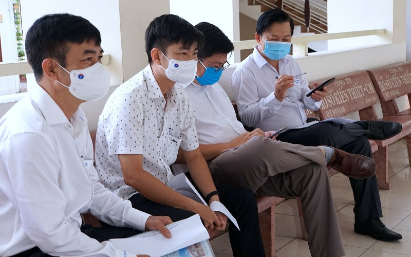 Lực lượng trong Ban Chỉ đạo phòng, chống dịch Cà Mau làm thủ tục chờ tiêm vaccine phòng Covid-19. Những công dân đầu tiên ở Cà Mau tiêm vaccine phòng Covid-19 -0