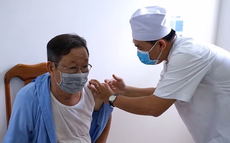 Những công dân đầu tiên ở Cà Mau được tiêm vắc xin phòng Covid-19 vào sáng ngày 26-4.