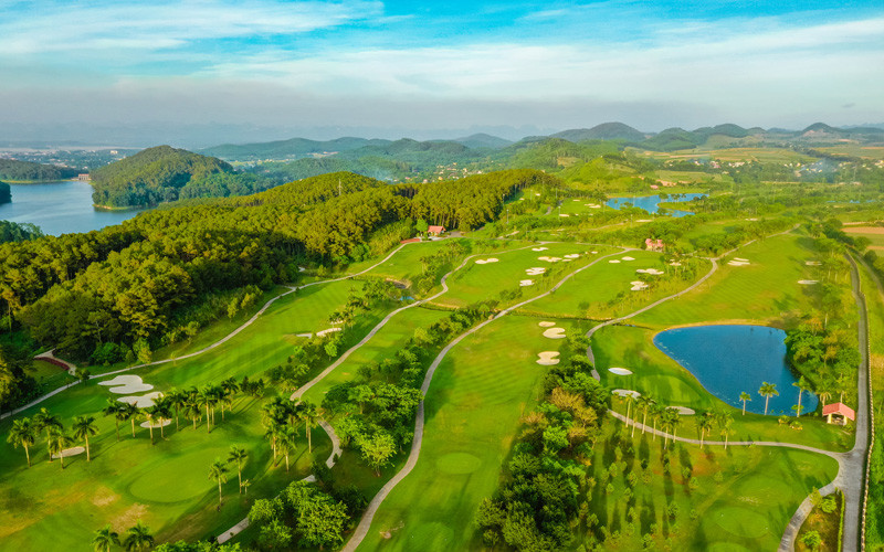 Nhiều sân golf đã mở cửa trở lại nhưng chỉ phục vụ khách trong tỉnh và khách đã tiêm vaccine phòng Covid-19 hoặc có giấy chứng nhận xét nghiệm âm tính với SARS-CoV-2 trong phòng 72 giờ. (Ảnh: TrangAnGolfclub). Nhiều địa phương thận trọng mở lại du lịch nội tỉnh -0