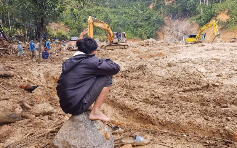 Lực lượng chức năng tiếp tục tìm kiếm ở khu vực ven bờ sông Leng.