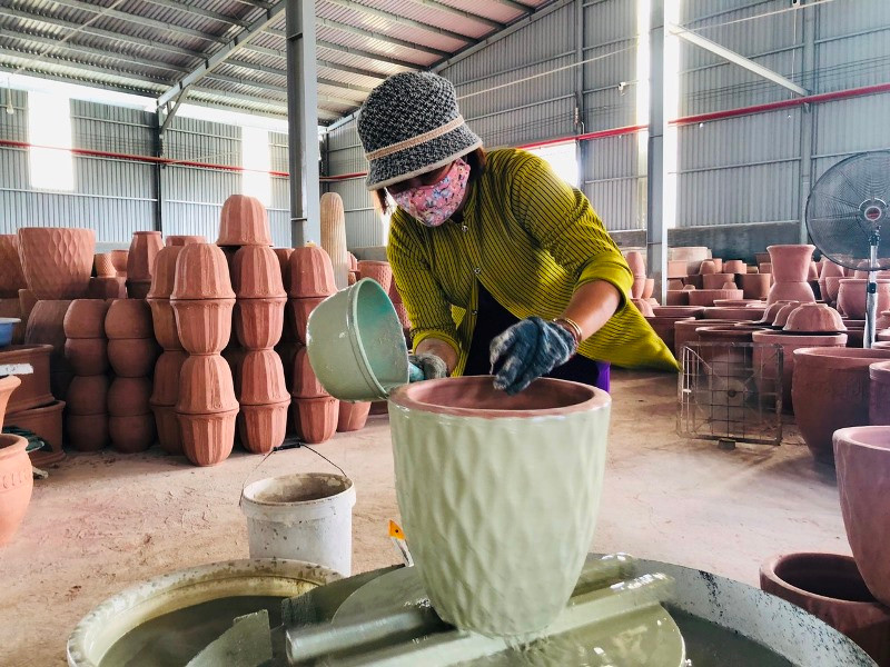 Sản xuất gốm tại một cơ sở trong CCN gốm sứ Tân Hạnh. a4.jpg -0