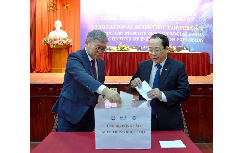 Các đại biểu quyên góp ủng hộ đồng bào miền trung bị ảnh hưởng bởi thiên tai.