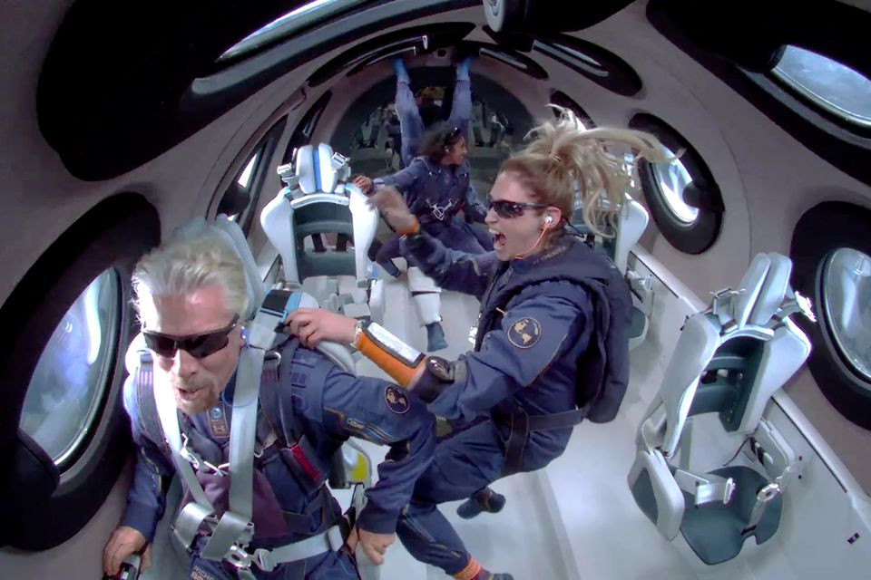 Tỷ phú Richard Branson và các thành viên phi hành đoàn lơ lửng trong tình trạng không trọng lực trên máy bay tên lửa Unity. Ảnh: Reuters. Tỷ phú Richard Branson bay lên vũ trụ trên máy bay