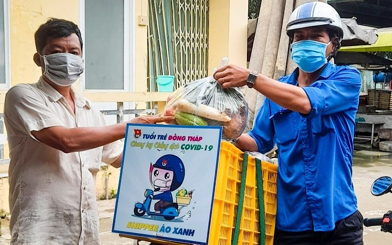 Tuổi trẻ Đồng Tháp hỗ trợ nhu yếu phẩm cho người dân. (Ảnh: HỮU NGHĨA). Đồng Tháp: Phải gần dân, sát cơ sở để kịp thời hỗ trợ khó khăn do dịch Covid-19 -0