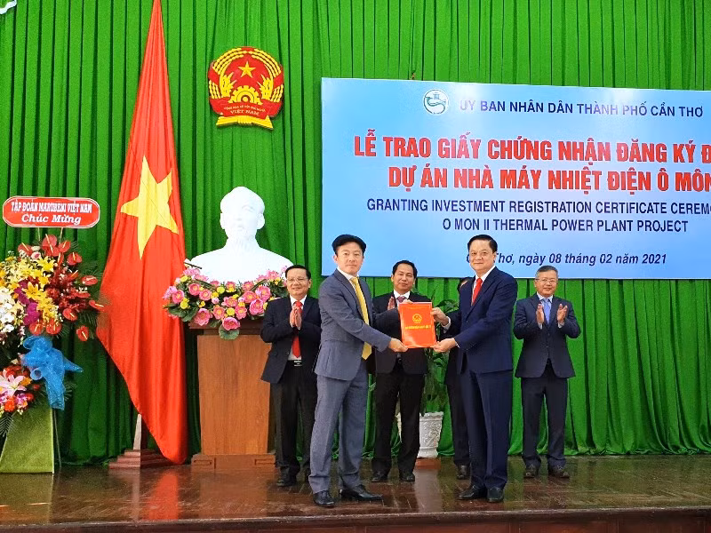 Lãnh đạo TP Cần Thơ trao chứng nhận đầu tư dự án Nhiệt điện Ô Môn II.
